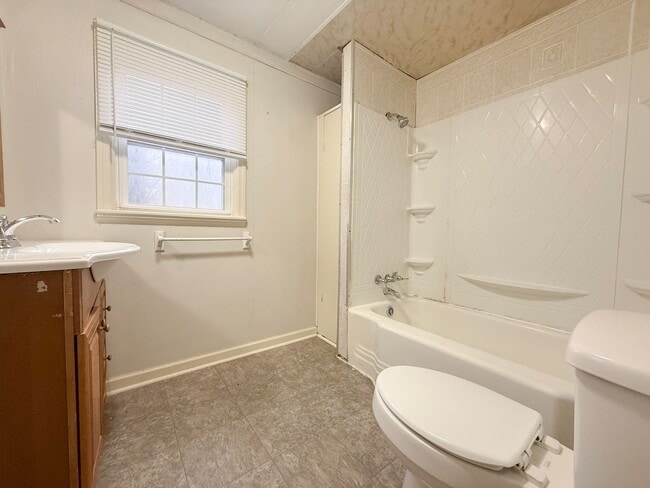 Building Photo - Spacious 2-Bedroom One-Level Home with Carport and Large Backyard