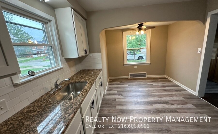 Building Photo - 5063 Thomas St