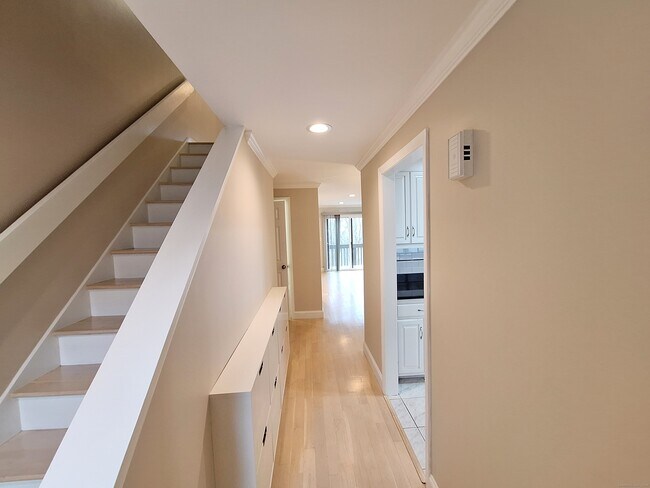 Building Photo - 238 Skyview Dr