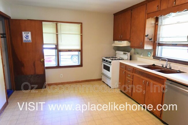 Building Photo - 3034 N 84th Terrace