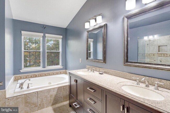 Building Photo - 15385 Bevanwood Dr