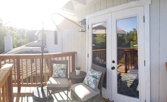 Private balcony with treatop views. - 1912 Eversley Plz