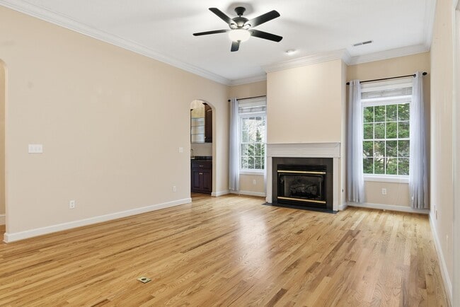 Building Photo - 4 Bed/3 Bath. Pet Friendly. Master on Main