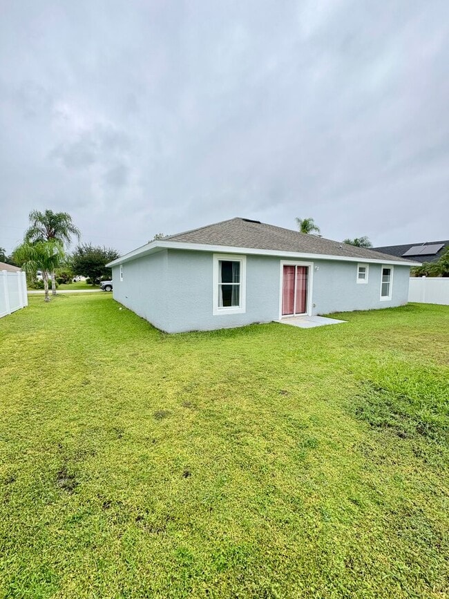 Building Photo - 4 Bedroom 2 Bath Home in Poinciana Village 3