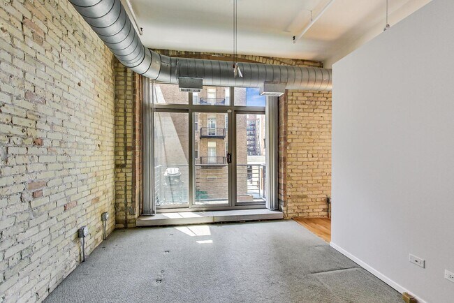 Building Photo - 420 S Clinton St