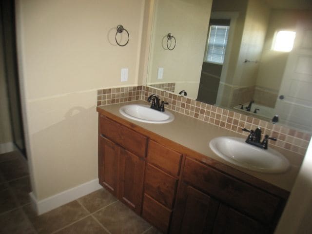 Building Photo - 3 BEDROOM 2 BATHROOM SADDLE RIDGE SINGLE FAMILY HOME