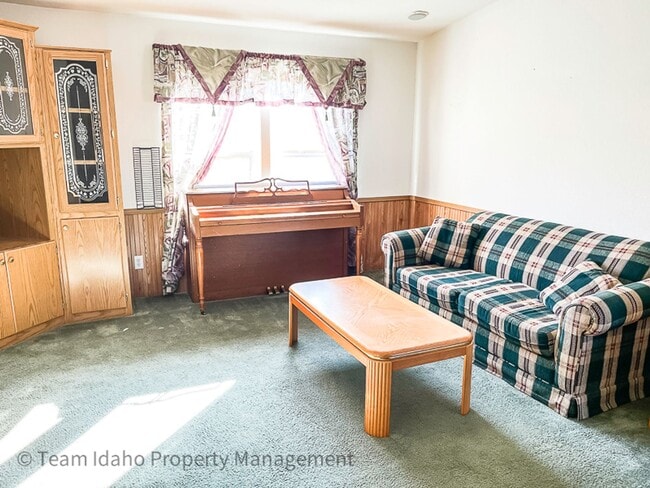 Building Photo - 2001 Manufactured Home on 160 Acre Farm ne...