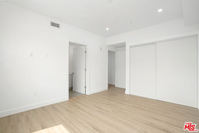 Building Photo - 1832 S Barrington Ave