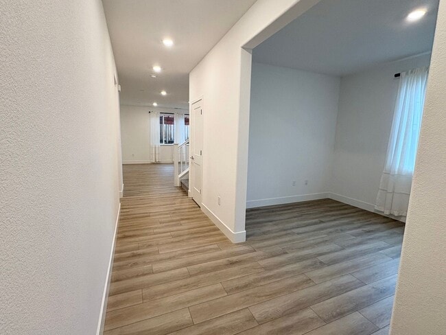 Building Photo - Beautiful 4 Bedroom 2.5 bath Home In Oakley with Solar