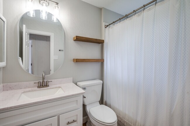 Building Photo - 825 Clearlake Dr