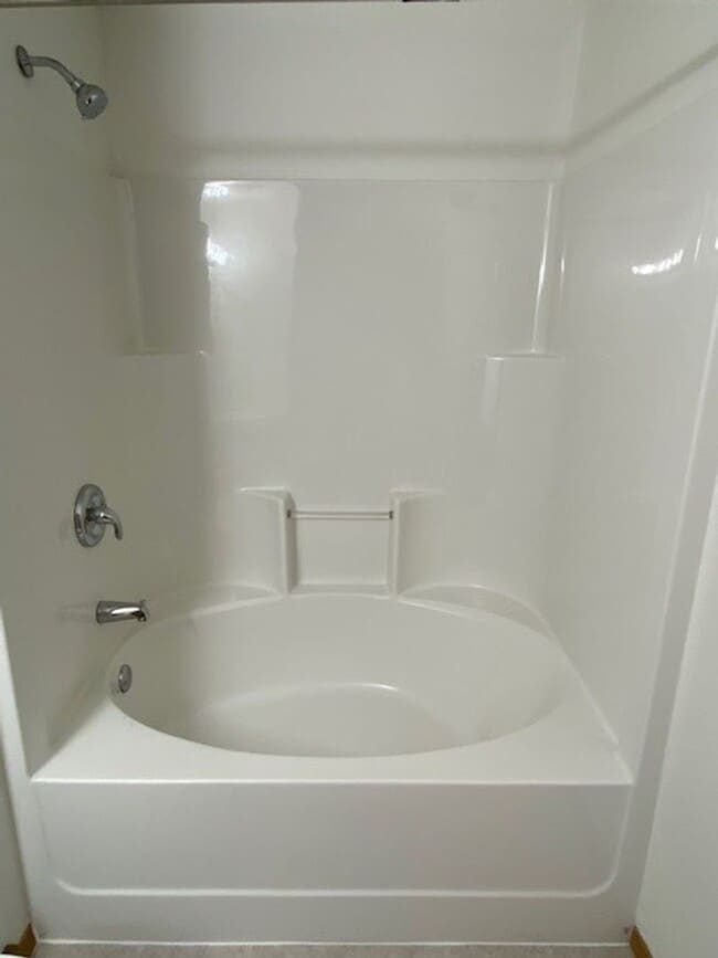 Building Photo - Comfortable 4 Bedroom with Garage & Fenced Yard for Rent!