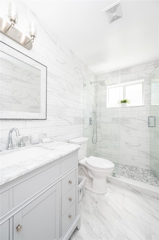 Building Photo - 810 S Rainbow Dr
