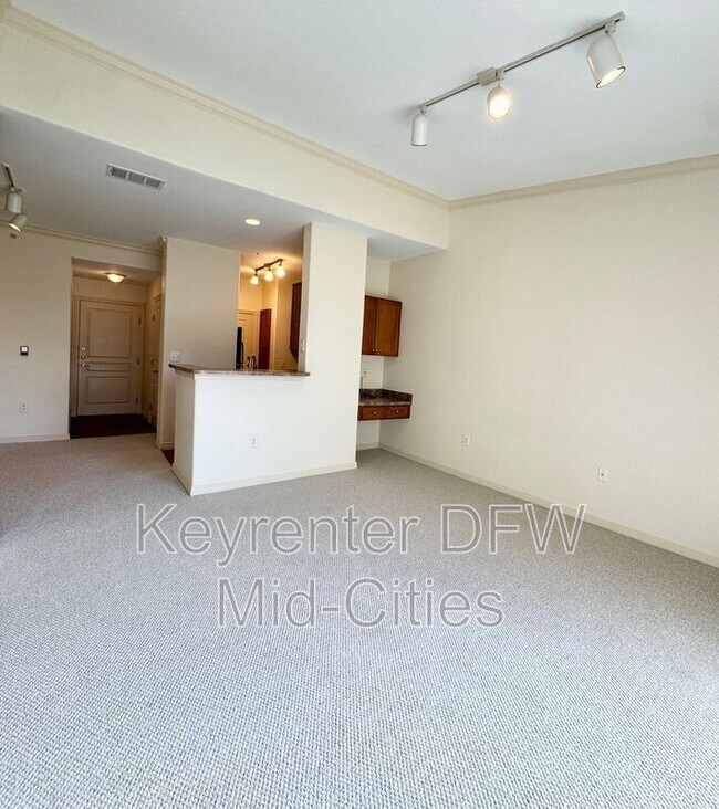Building Photo - 330 E Las Colinas Blvd