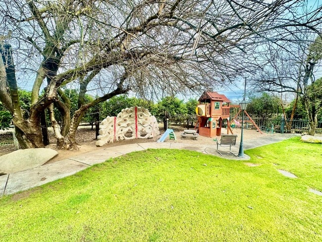 Building Photo - Gorgeous 4/3 Country Estate with 2000sf Barn