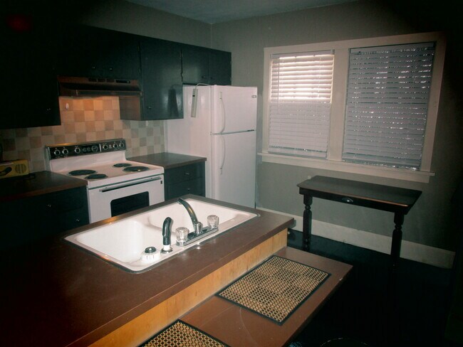 Kitchen - 207 S 16th Ave