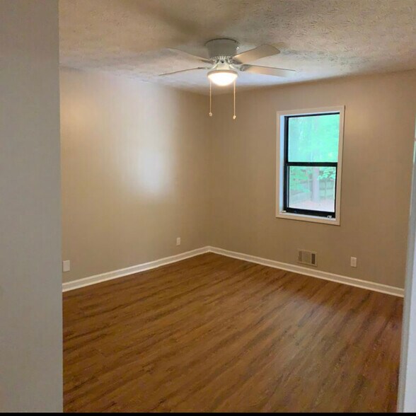 Building Photo - 211 Crabapple Ln