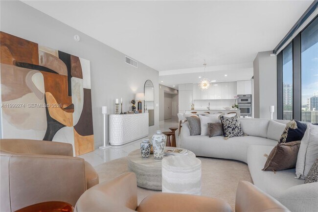 Building Photo - 700 NE 24th St