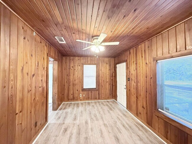 Building Photo - 2519 Lester St