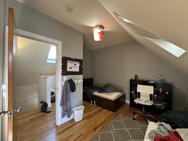 Building Photo - 2835 N Damen Ave