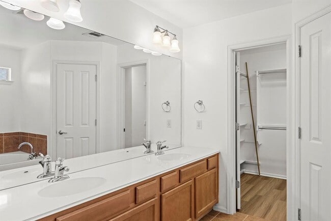 Building Photo - 789 Kingfisher Ln