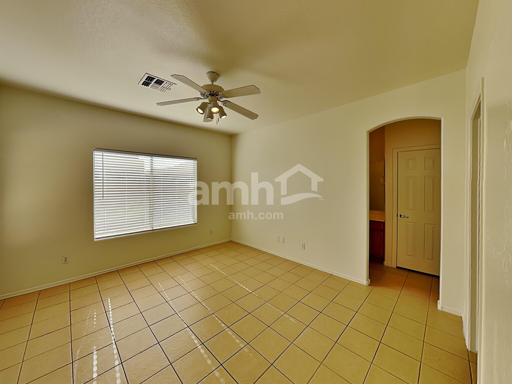 Building Photo - 8821 W Hilton Ave