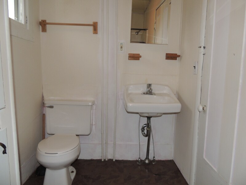 Building Photo - 108 E Montcalm St