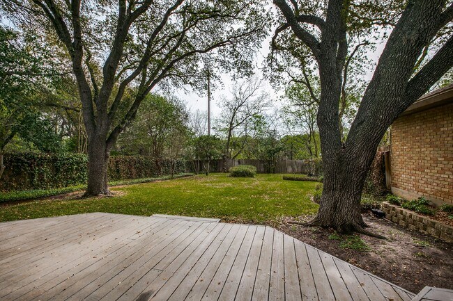 Building Photo - RENOVATED 2-BEDROOM IN WHISPERING OAKS