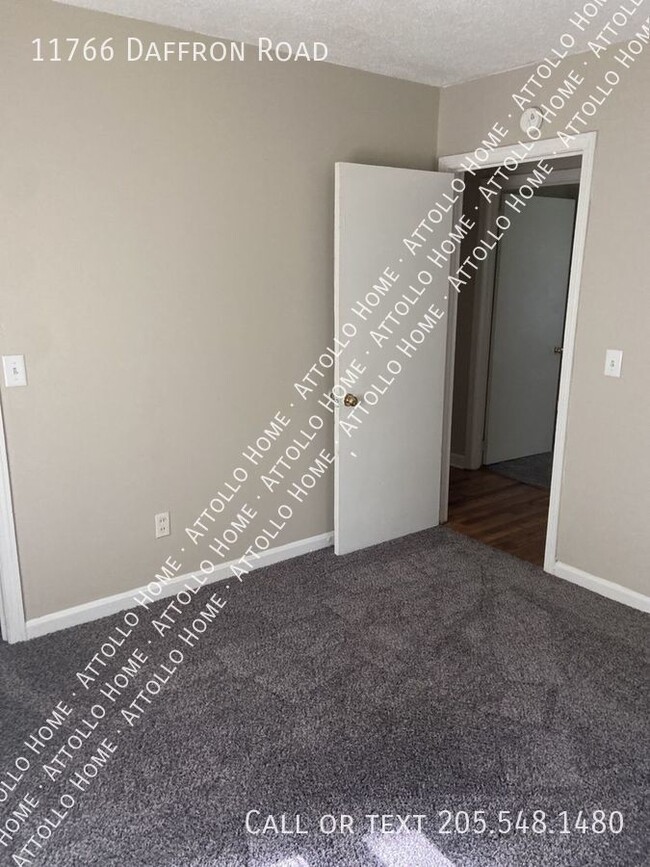 Building Photo - 3 Bedroom with hardwood floors and large y...