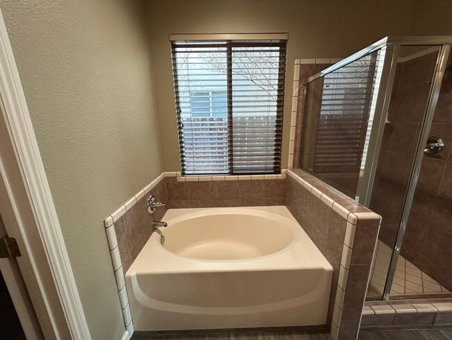 Building Photo - 3 Bedroom 2 bathroom with a bonus room and Solar in NW Visalia!