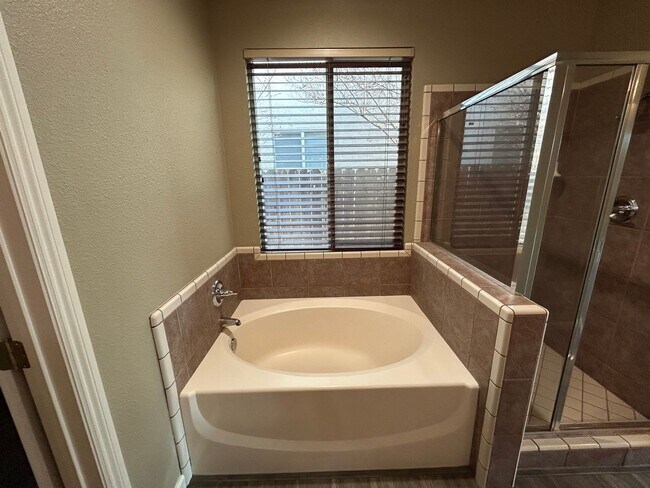 Building Photo - *Wait list full- Currently not accepting applications* 3 Bedroom 2 bathroom with a bonus room in ...