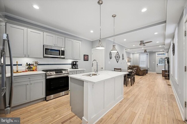 Building Photo - 327 Leverington Ave