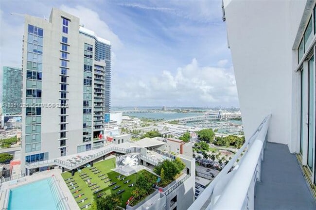 Building Photo - 16400 Collins Ave