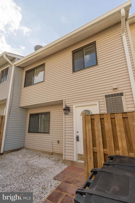 Building Photo - 8708 Village Square Dr