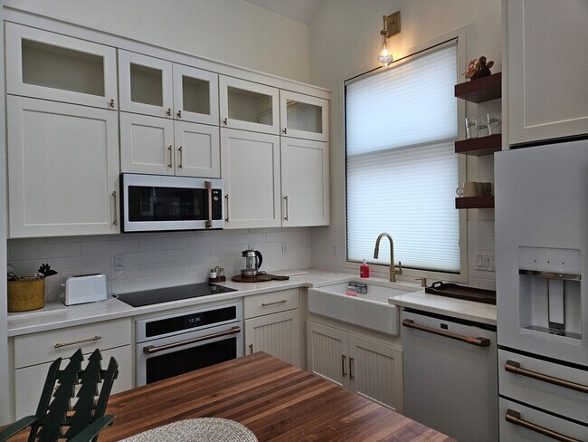 Building Photo - 5913 Lake Edge Rd