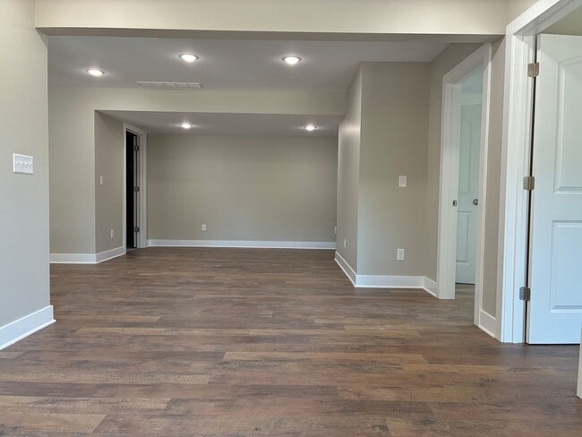 Building Photo - 102 Twin Lakes Dr