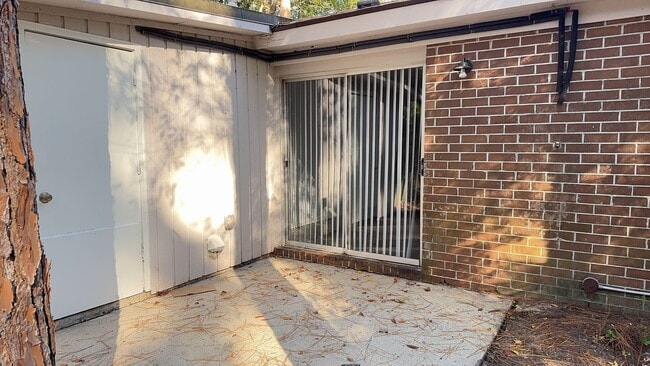 Building Photo - Cozy Two Bedroom Duplex on South End HHI