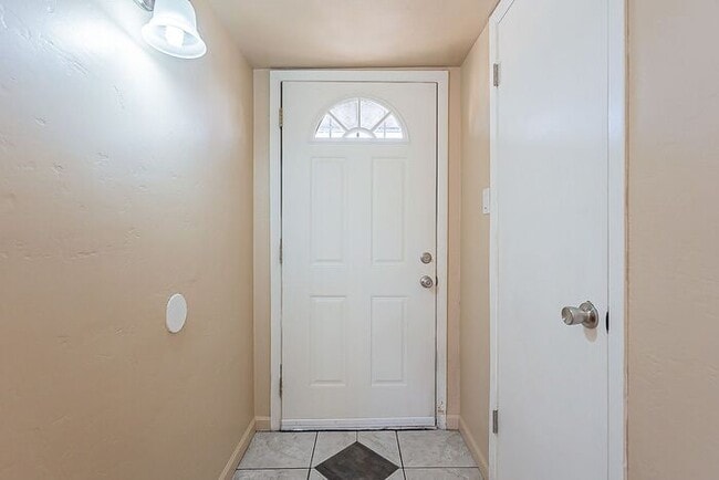 Building Photo - Spacious Upper-Level Retreat Minutes from TMC & St. Joseph’s