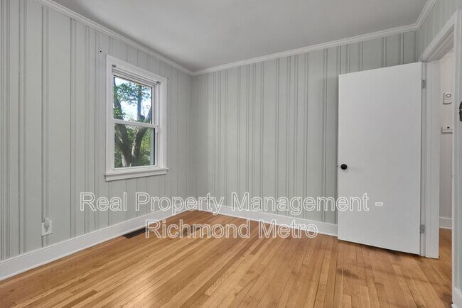 Building Photo - 7421 Dell Dr