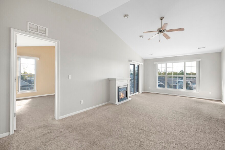 Vaulted ceilings - 1845 Flagstone Cir