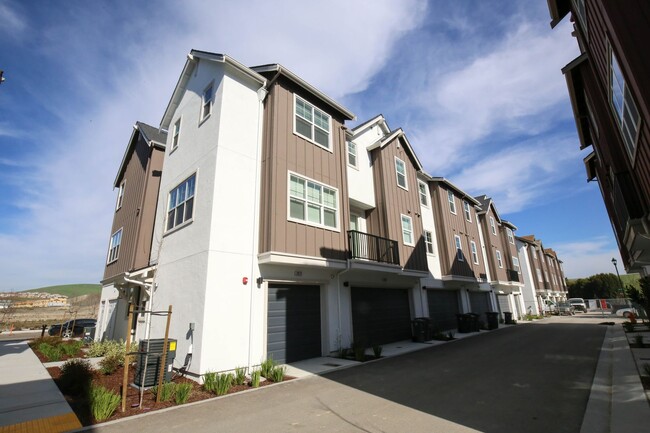 Building Photo - Modern Farmhouse Style Townhome 2 bed 2.5 ...