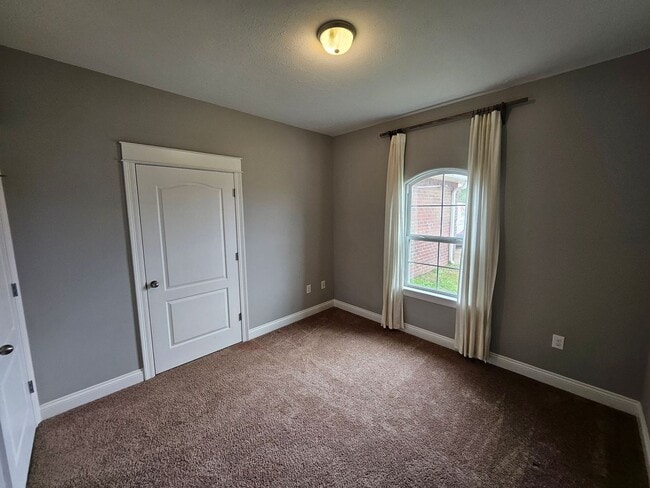 Building Photo - 165 James Dr