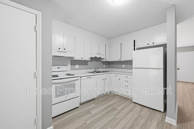 Building Photo - 905 Chimneys Ln