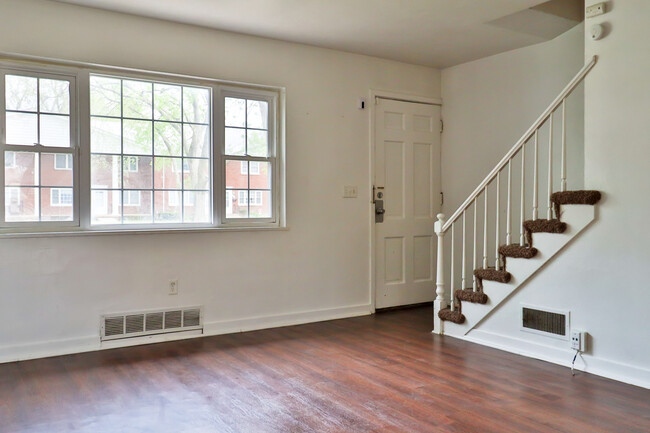 Building Photo - 925 N Prairie Ave