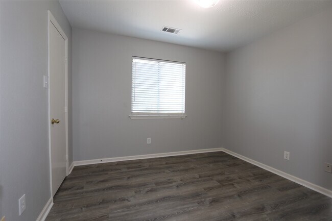 Building Photo - 13518 Sherman Oaks Dr
