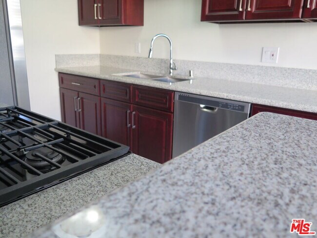 Building Photo - 833 N Kingsley Dr