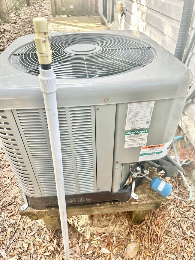 Building Photo - Nice 2 Bedroom/2.5 Bath/1 Car Garage End Unit Townhome For Rent!