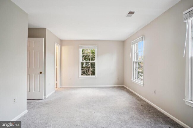 Building Photo - 450 W Glebe Rd