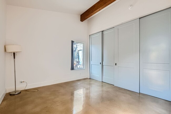 Building Photo - Home with Guest Suite