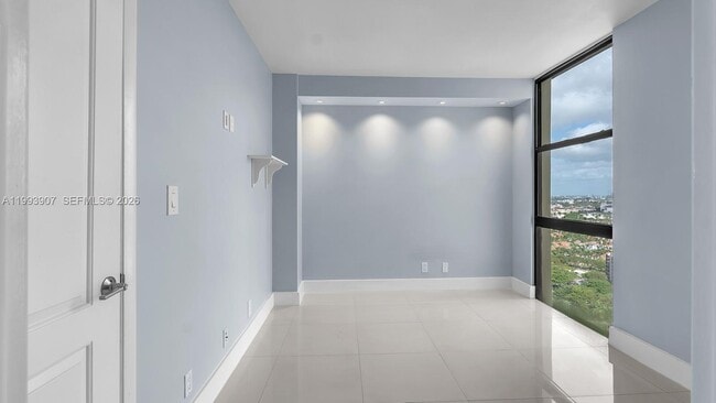 Building Photo - 20301 W Country Club Dr