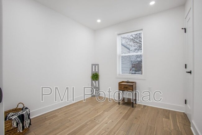 Building Photo - 702 19th St NE